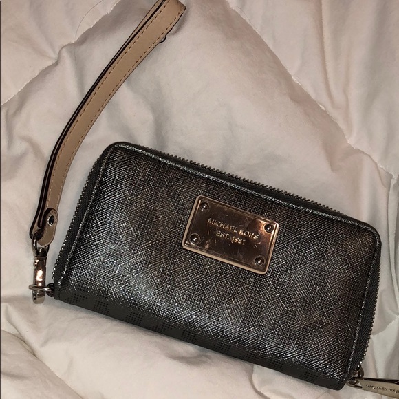 Michael Kors Wristlet - Picture 1 of 4